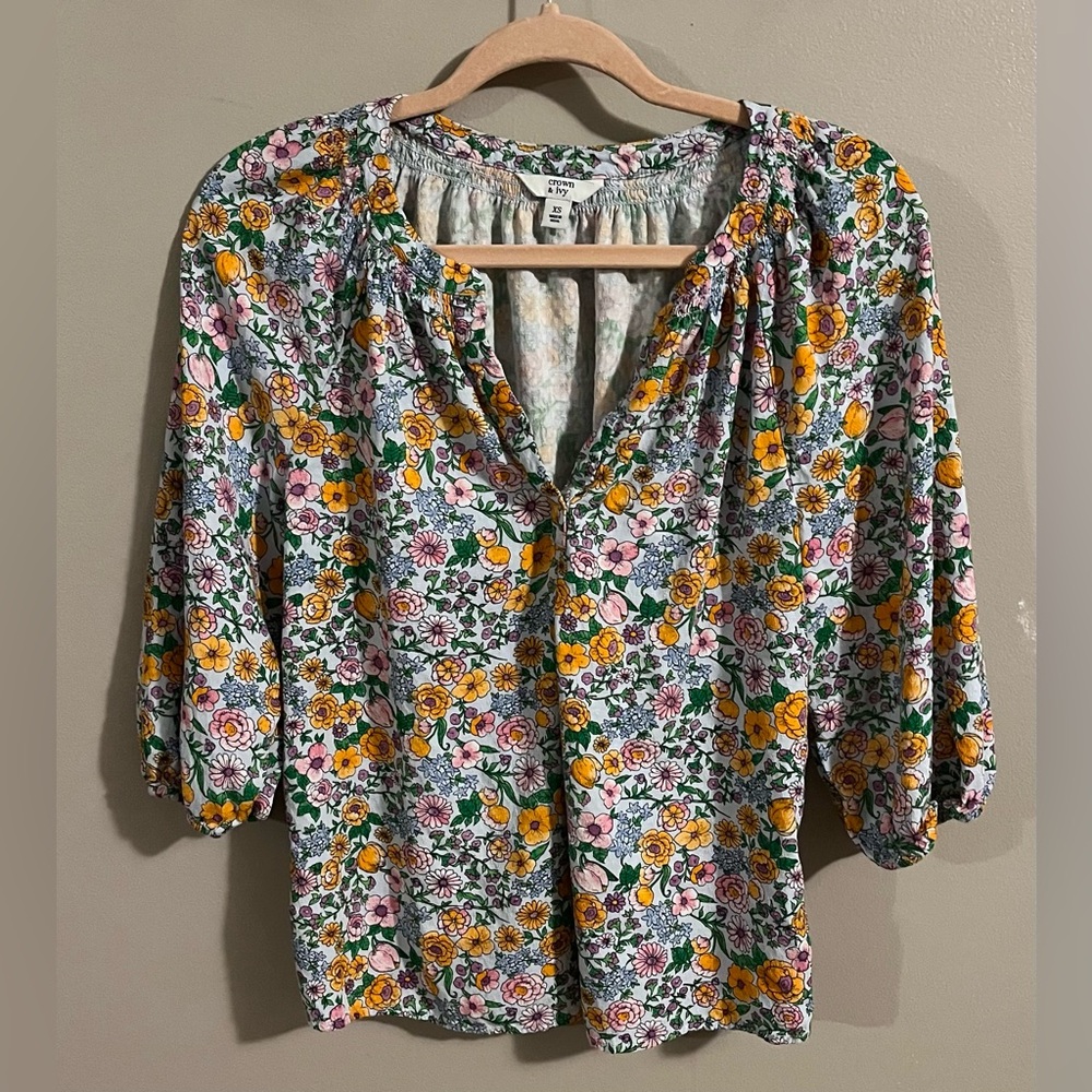 $6❤️Bundled Crown & Ivy Floral Blouse